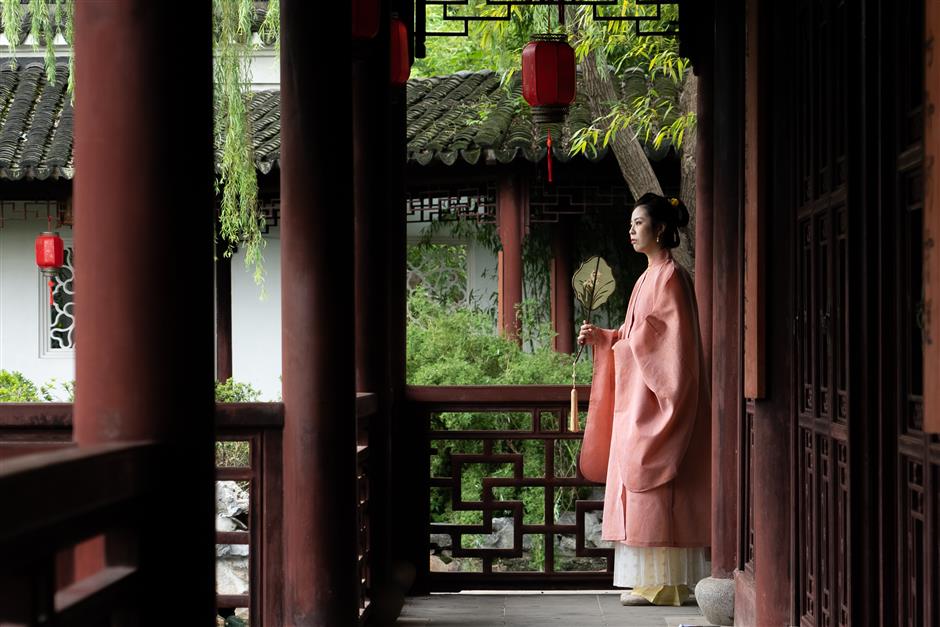 Poses To Take Photo with Hanfu