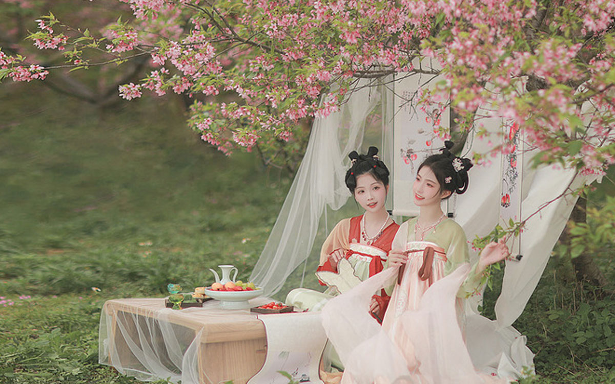 Bloom in Style: Recommended Spring Hanfu for the Flower Season