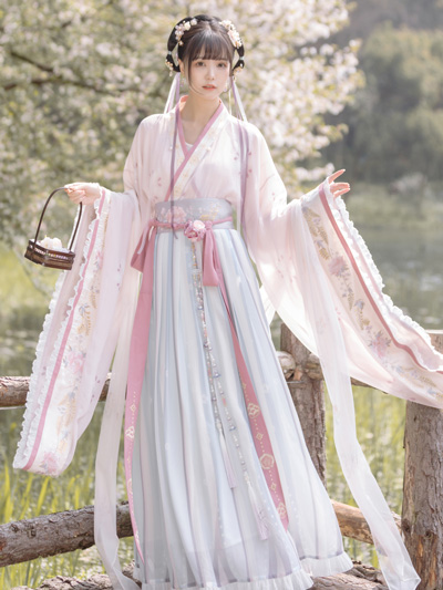 Bloom in Style: Recommended Spring Hanfu for the Flower Season