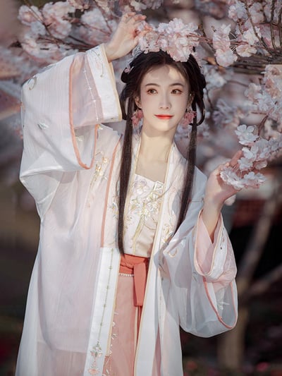 Bloom in Style: Recommended Spring Hanfu for the Flower Season