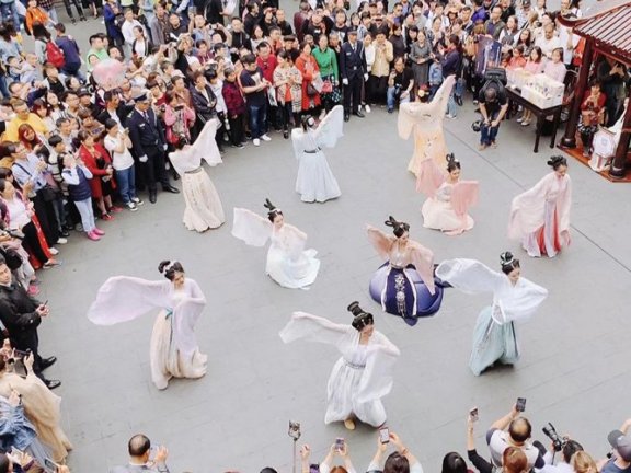 Shanghai Yu Garden Hanfu Dancing