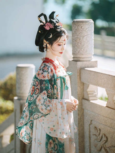 Recreating Historical Hanfu Makeup - Bloger Xiao Zhuang