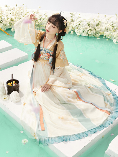 Spring into Romance: Recommended Hanfu Styles for Couples