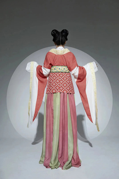 Stunning Hanfu Photography that Transports You into the Glamorous World of Ancient China